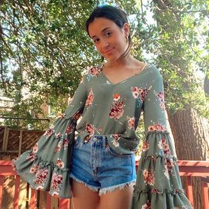 Floral, Bell-sleeve Top 💚🌷